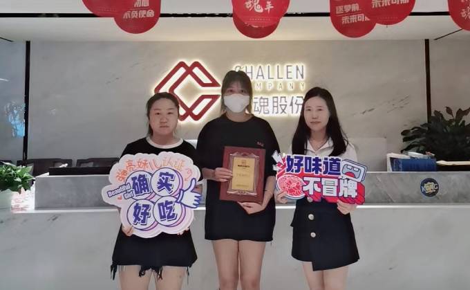 恭喜陜西寶雞的張女士簽約加盟帽牌貨冒菜