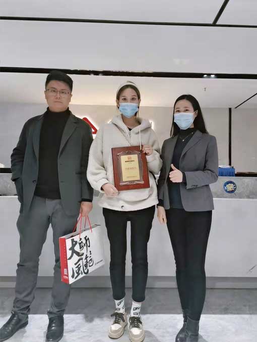 恭喜安徽的朱先生夫婦簽約加盟帽牌貨冒菜