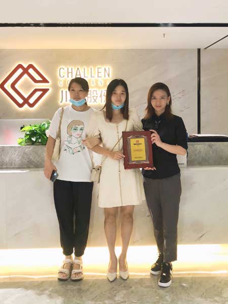 重慶的胡女士簽約加盟帽牌貨冒菜