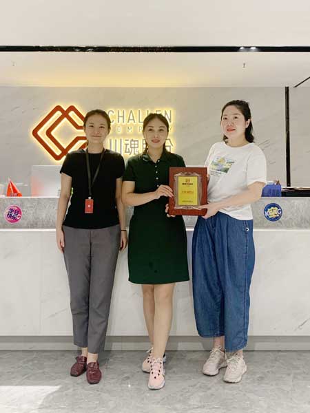 安徽的杜女士簽約加盟帽牌貨冒菜