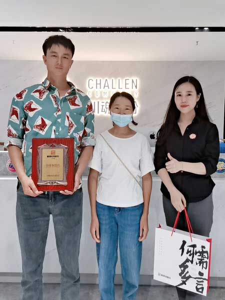 云南的董老板簽約加盟帽牌貨冒菜