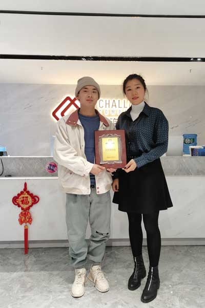 創(chuàng)業(yè)青年劉先生簽約加盟帽牌貨冒菜