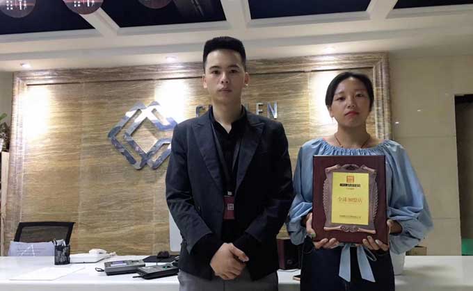 緬甸的胡女士簽約帽牌貨冒菜加盟店