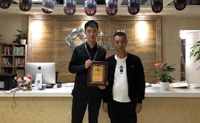 恭喜四川南充的何先生簽約帽牌貨冒菜加盟品牌