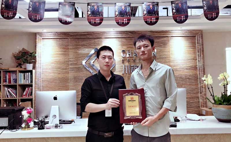 成都的曹先生簽約帽牌貨冒菜加盟品牌