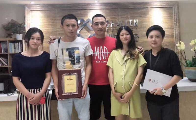 河南的張先生簽約帽牌貨冒菜加盟