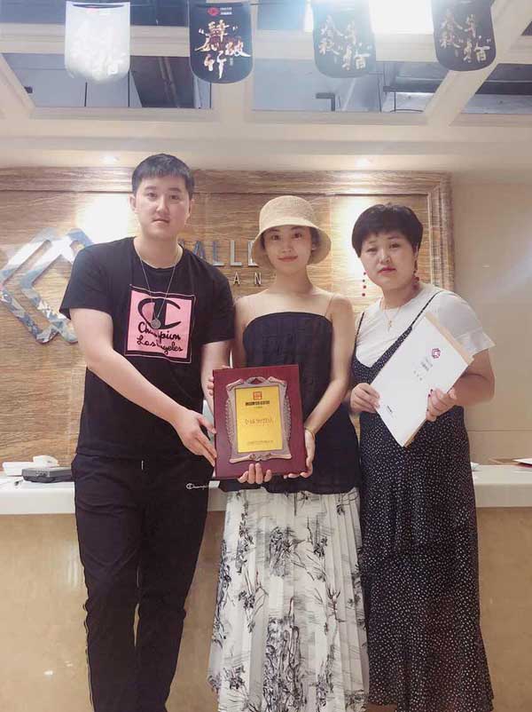 北京余女士成功與帽牌貨冒菜加盟簽約 北京余女士成功與帽牌貨冒菜加盟簽約