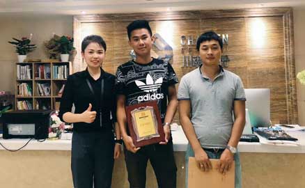 云南兩兄弟簽約帽牌貨冒菜加盟品牌