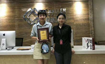 呼和浩特的劉女士簽約帽牌貨冒菜加盟