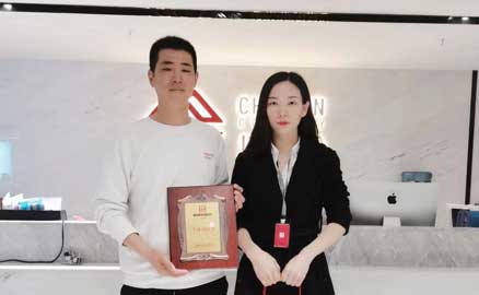 河北保定的李先生簽約加盟帽牌貨冒菜