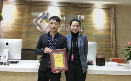 東莞的楊先生簽約帽牌貨冒菜加盟品牌