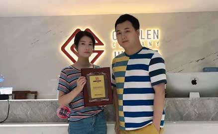 貴州陳女士簽約加盟帽牌貨冒菜