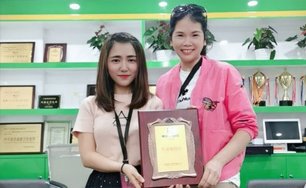 四川廣元的梁女士簽約帽牌貨冒菜加盟