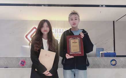 加拿大留學(xué)歸來(lái)的徐女士加盟帽牌貨