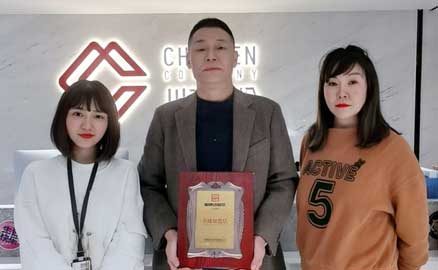 重慶劉姐夫婦簽約加盟帽牌貨冒菜