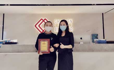 四川成都的吳姐簽約加盟帽牌貨冒菜