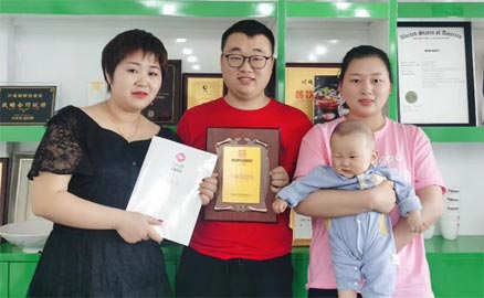 湯先生在湖南的帽牌貨加盟店吃了冒菜