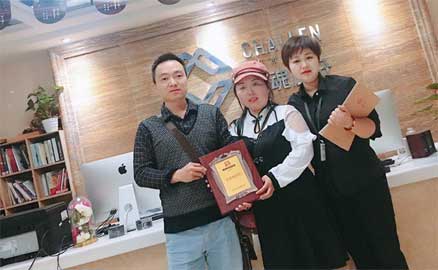 湖北的邱先生簽約帽牌貨冒菜加盟品牌