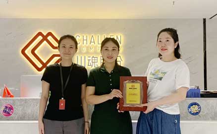 安徽的杜女士簽約加盟帽牌貨冒菜