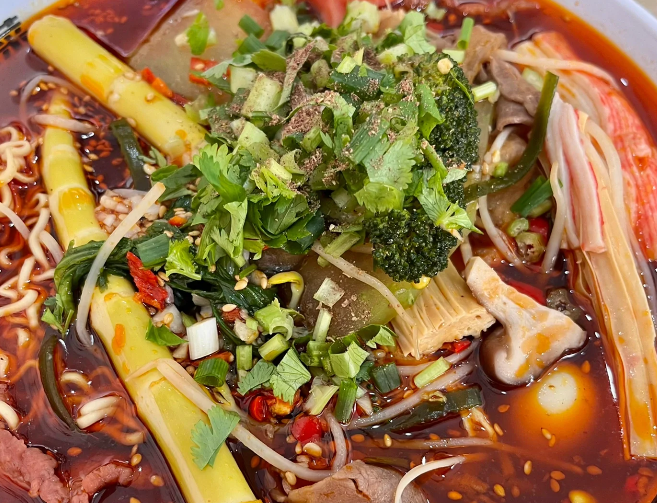 學冒菜VS加盟帽牌貨冒菜：哪個更值得投資